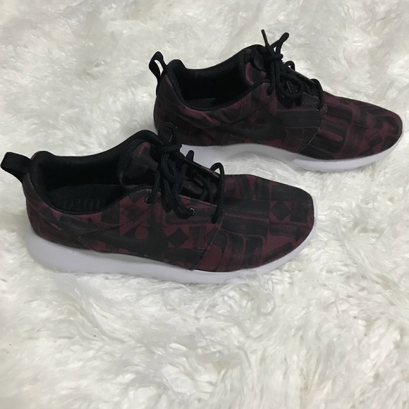 nike roshe maroon and black